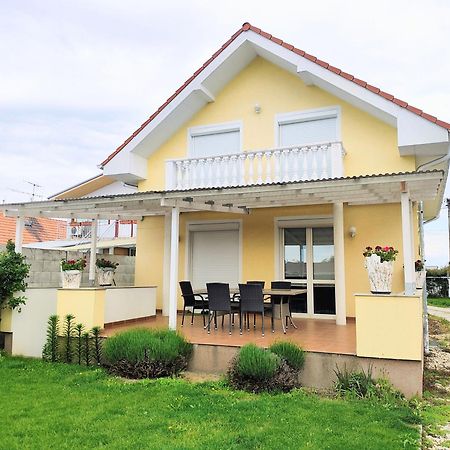 Modern & Cozy House With 3 Bed Rooms And Garden براتسيلافا المظهر الخارجي الصورة